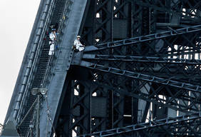 Man Scales Sydney Harbour Bridge
